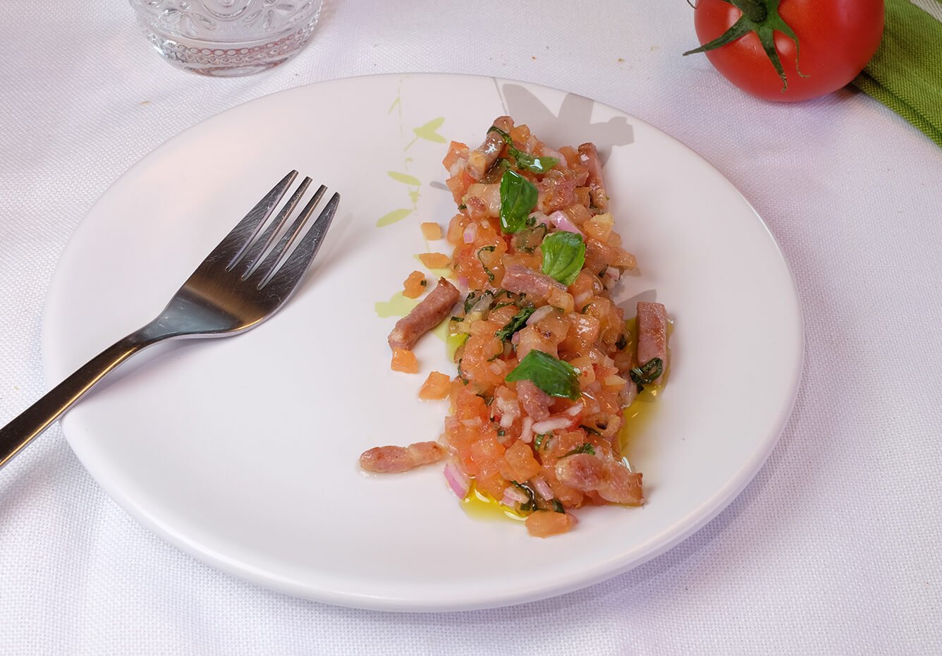 Tartare de tomates et lardons grillés