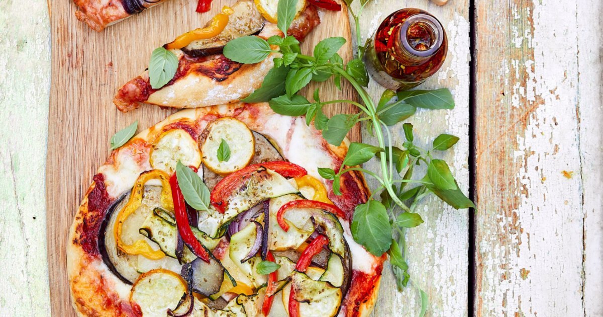 Pizza petit poisson: courgette, tomate, mozzarella